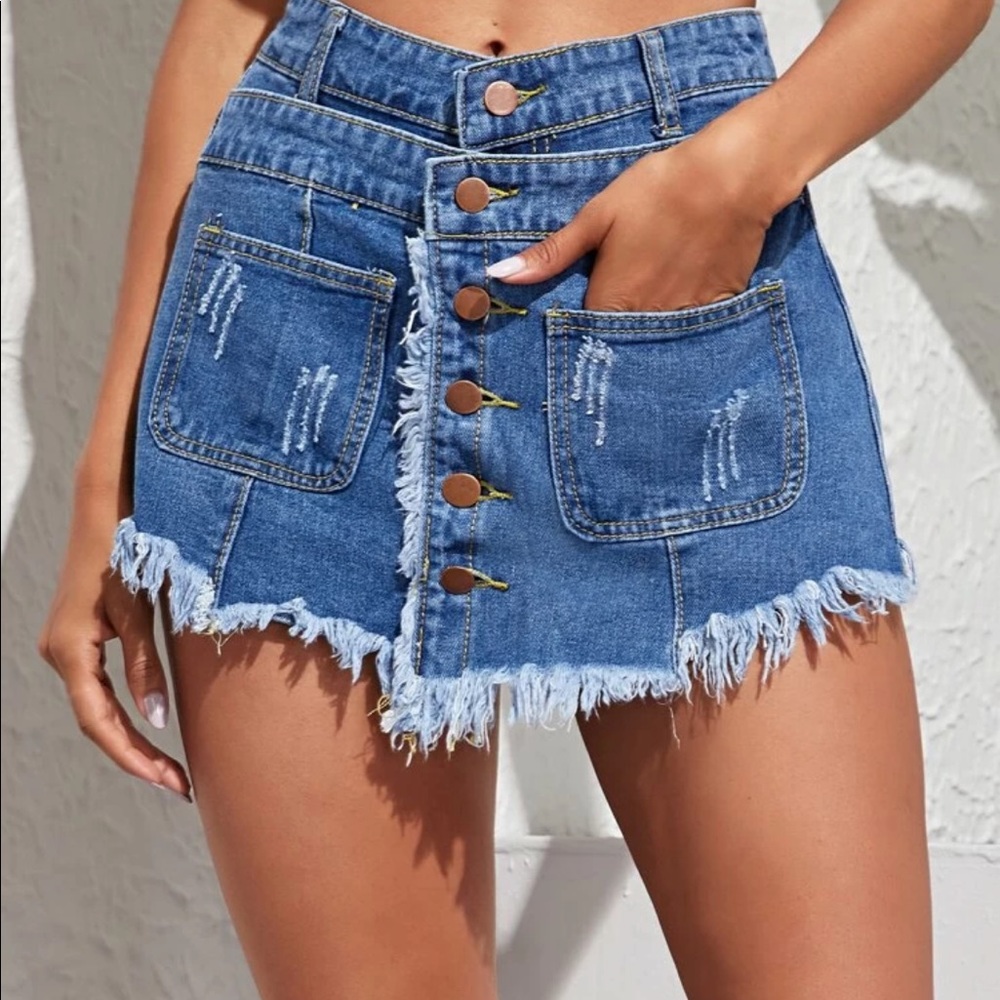 Distressed frayed denim skorts